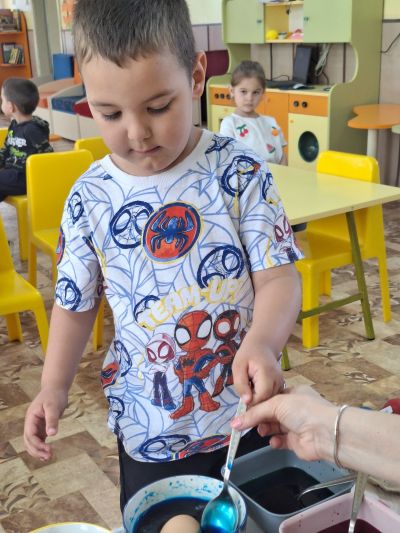 Великденско боядисване на яйца група Мечо Пух  - ДГ Трети март - Плевен